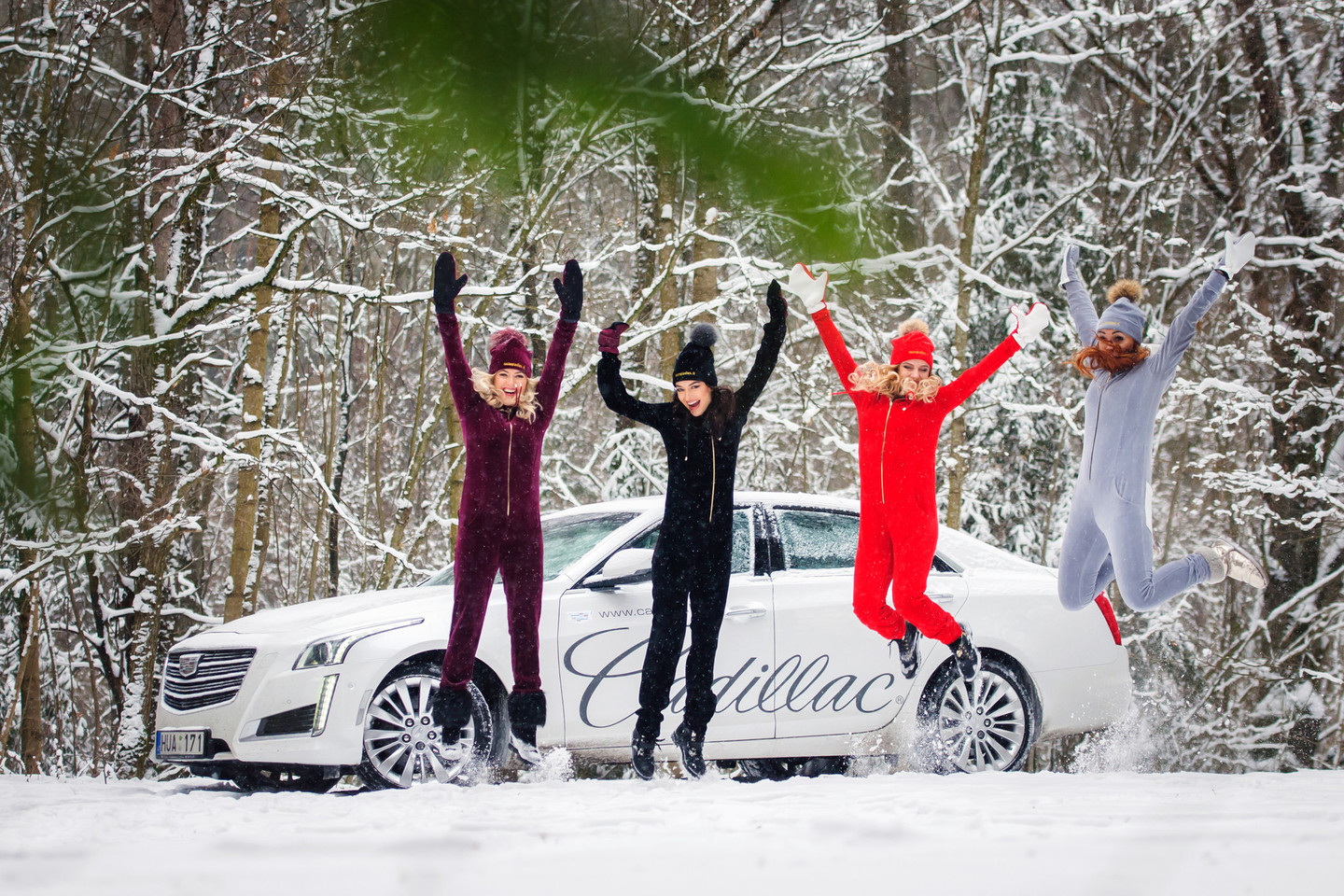 „Racing Ladies“ narės išbandė jaukius žiemiškus rūbus.<br>V.Pilkausko nuotr.