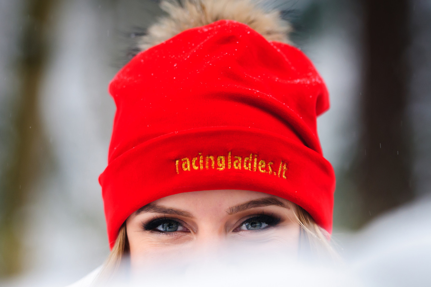 „Racing Ladies“ narės išbandė jaukius žiemiškus rūbus.<br>V.Pilkausko nuotr.
