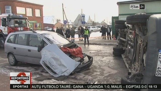 Marijampolėje automobilis rėžėsi į keleivinį autobusą (I)