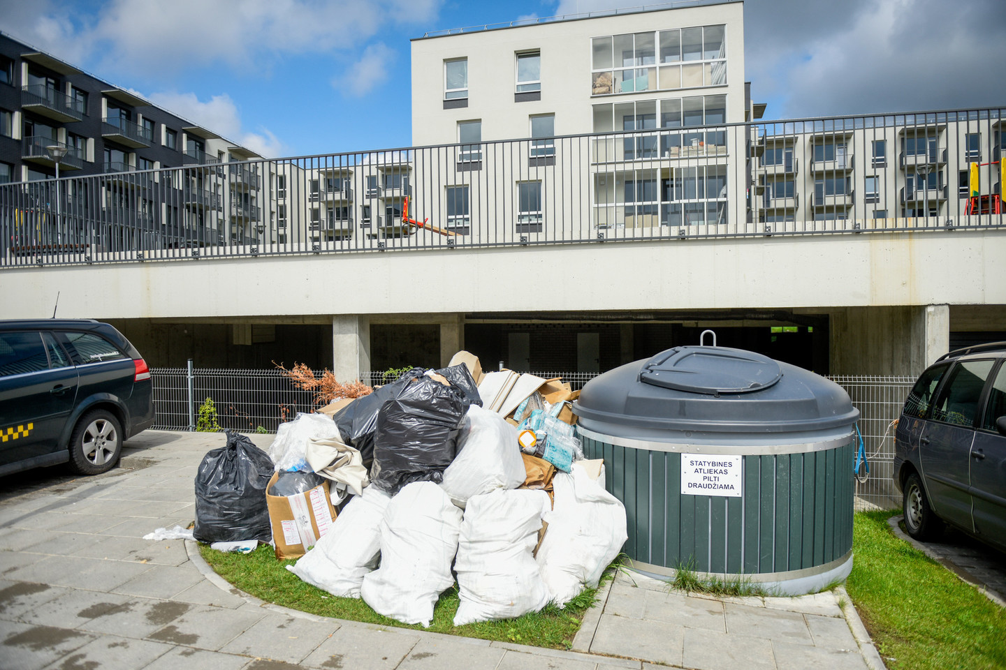 Dabar daugiabučių gyventojai už atliekų tvarkymą moka pagal būsto plotą, o didžioji dalis bendrovių ir privačių namų savininkų – už atliekų kiekį.<br>D.Umbraso nuotr.