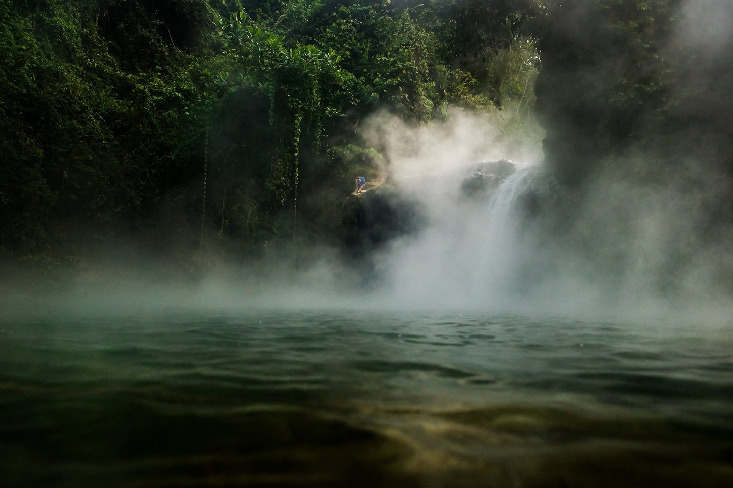 Verdanti upė Amazonės džiunglėse.<br>Devlin Gandy (The Boiling River Project/Facebook) nuotr.