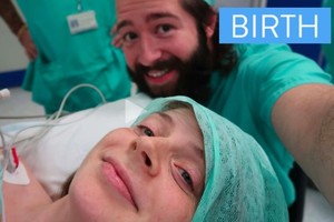 Cezario pjūvis tiesiogiai: vyras pasauliui ištransliavo žmonos gimdymą