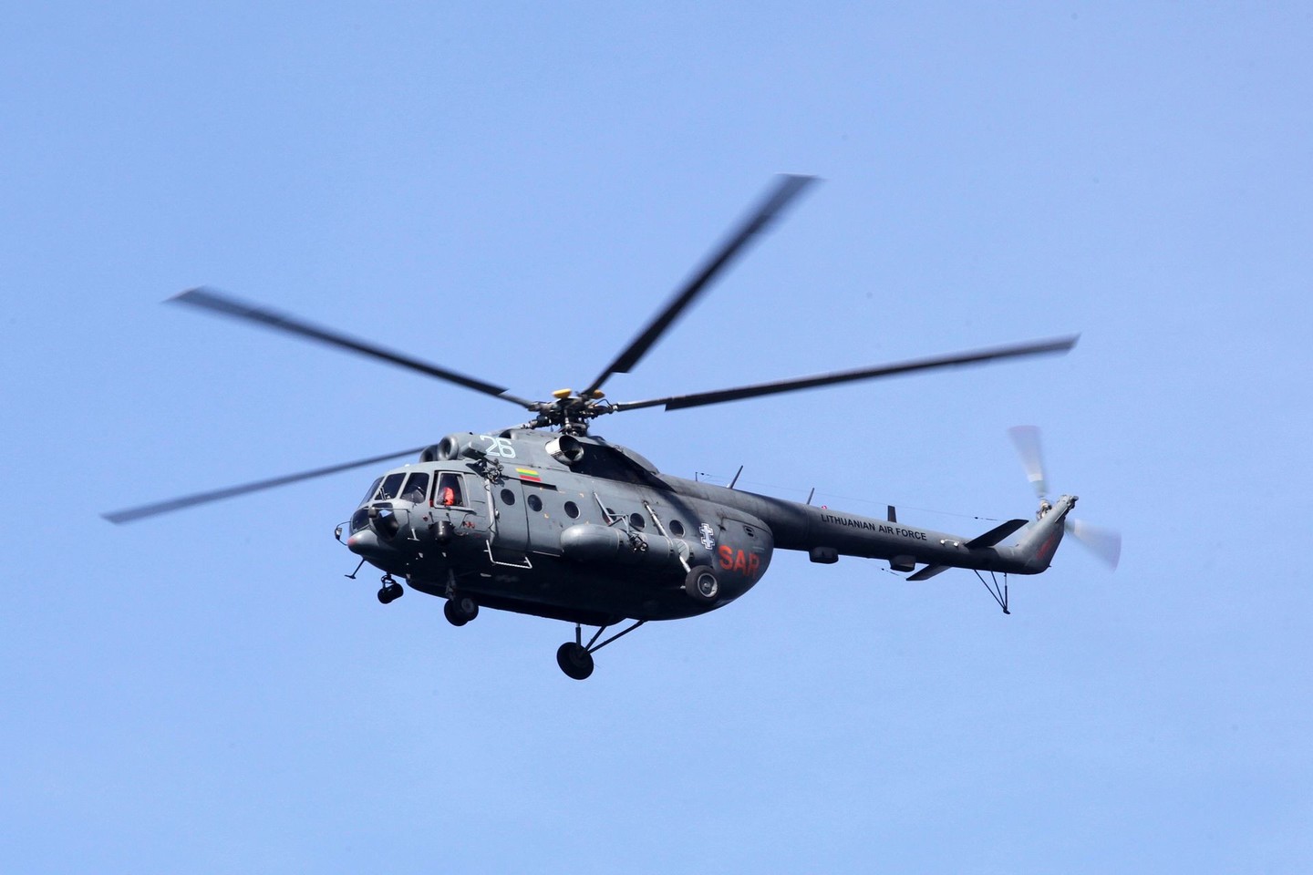 Ankstesnė Krašto apsaugos ministerijos vadovybė teigė, kad A.Navickas nesilaikė pernai vasarį priimto sprendimo paieškai ir gelbėjimui skirtus sraigtasparnius „Mi-8T“ remontuoti ne Rusijos įmonėse.<br>V.Balkūno nuotr.