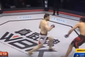 Šlykščiai į nokautą varžovą pasiuntęs rusas bandė teisintis: „Nėra ko kišti rankų“