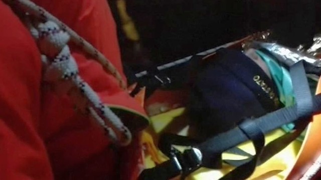 Iš po sniego lavinos palaidoto viešbučio  Italijoje gelbėtojai jau ištraukė 11 išgyvenusių