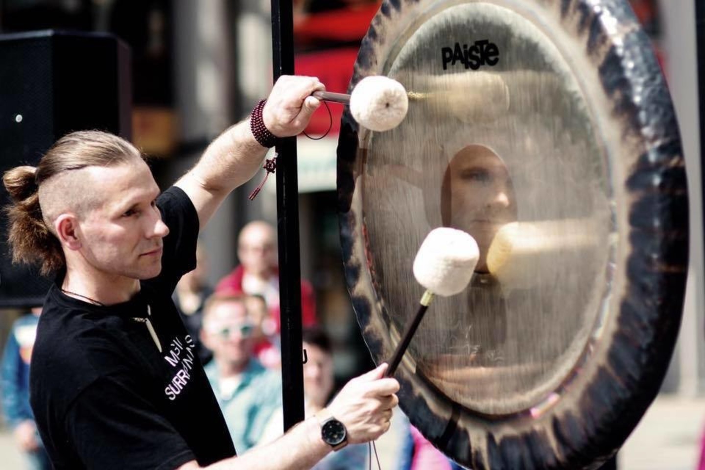 K.Kaupas ne tik jogas, sveiko gyvenimo būdo šalininkas, bet ir žmogus, grojantis gongais.<br>Asmeninio archyvo nuotr.