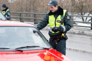 Teisę vairuoti turite, bet pasibaigė pažymėjimo galiojimas – kas jūsų laukia?