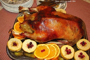 Raugintais kopūstais kimšta žąsis