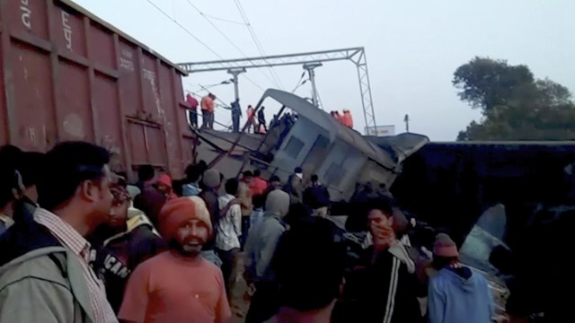 Indijoje per traukinio avariją žuvo mažiausiai 36 žmonės
