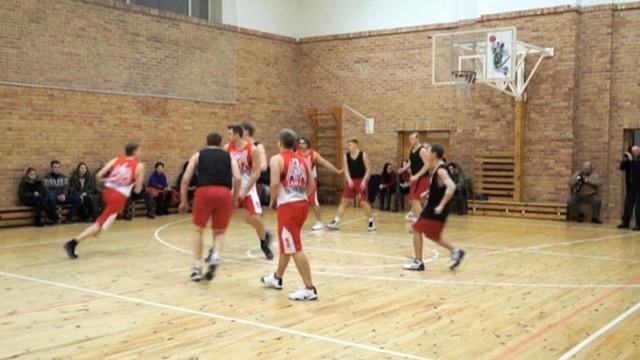 Vilniaus ir Kauno medikai jėgas išbandė krepšinio aikštelėje (I)