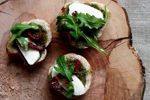 Itališka užkandėlė: skrebučiai su pesto padažu, mocarela ir pomidorais