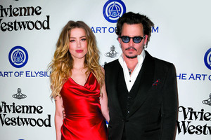 Johnny Deppas ir Amber Heard dalijosi šunis, automobilius ir namus