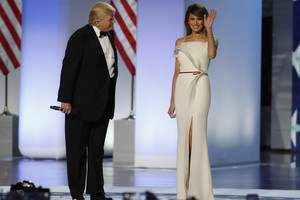 Melanios Trump iškilmių apranga – po didinamuoju stiklu