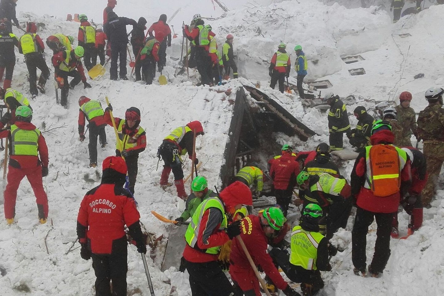Lig šiol iš po sniegu palaidoto „Rigopiano“ viešbučio išgelbėti devyni žmonės.<br>„Scanpix“ nuotr.