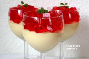 Kai atsibosta tortai ir pyragai – vanilinis pudingas su žele