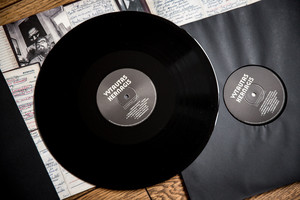 Po 40 metų perleidžiama Vytauto Kernagio vinilo plokštelė „Akustinis“