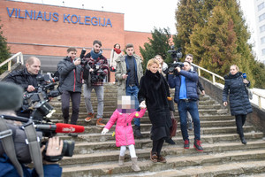 Greta Kildišienė gynėsi diplominį darbą apie paltą: atsivedė ir dukrą