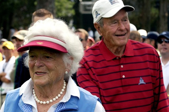 Barbara Bush išsigydė bronchitą ir važiuoja namo, o jos vyras lieka ligoninėje