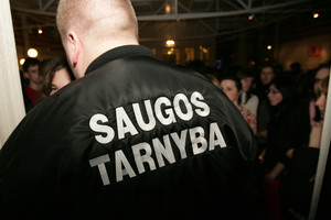 Apsaugos darbuotojas prabilo apie šiurpią tarnybą: „Mes jiems – ne žmonės“