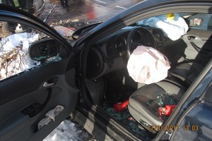 Epilepsija sergantis vairuotojas ištikus priepuoliui rėžėsi į medį