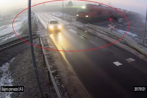 Užfiksavo šiurpią akimirką: moteris Kretingoje tik per stebuklą išvengė žūties