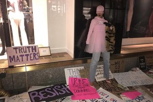 Rihanna už moterų teises protestavo su rožiniu tiulio sijonu ir kiek pastambėjusi