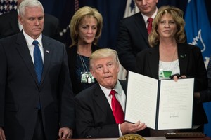 Tai įvyks: Donaldas Trumpas pasirašė įsakymą dėl sienos su Meksika statymo