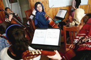 Afganistanietės atlikėjos nepabūgo net gąsdinimų mirtimi