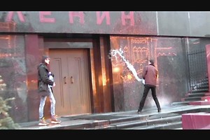 Rusai laistė Leniną švęstu vandeniu ir ragino prisikelti