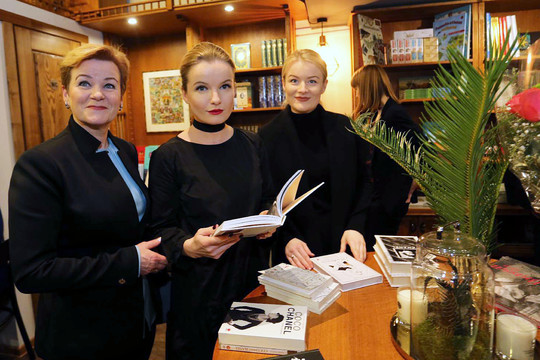 „Knygų ministerijos“ atidarymas sudomino Seimo pirmininko žmoną su dukterimis