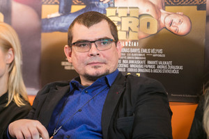 Emilį Vėlyvį sulaikė policija – pareigūną sumušęs režisierius areštinėje