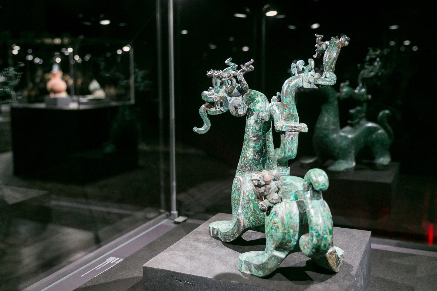 Seniausias parodos eksponatas – bronzinė pabaisa, liežuvį visiems rodantis mitologinis gyvūnas.<br>T.Bauro nuotr.