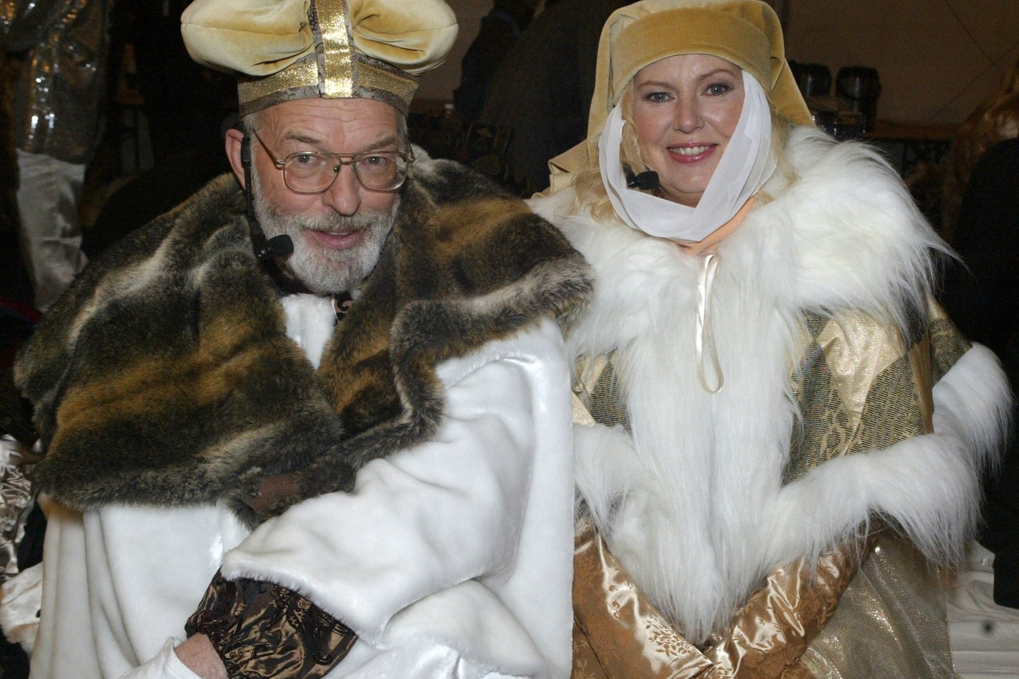 Aktoriai R.Adomaitis ir V.Mainelytė Kalėdų eglės įžiebimo muzikinio spektaklio „Geležinis vilkas“ užkulisiuose Katedros aikštėje Vilniuje 2006 m.<br>V.Kapočiaus nuotr.
