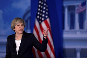 Theresa May prieš susitikimą su Donaldu Trumpu siekia JAV įstatymų leidėjų palankumo