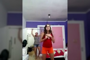 Mama įspūdingai pamokė prieš kamerą besistaipančią paauglę dukrą