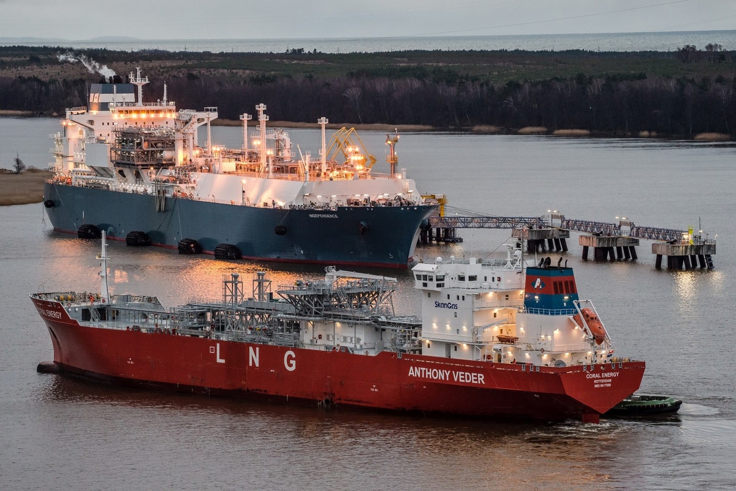 Gamtinių dujų prekybos įmonės „Lietuvos dujų tiekimas“ ir LITGAS, priklausančios valstybės valdomai „Lietuvos energijos“ grupei, bendradarbiaudamos įgyvendins jau antrąjį suskystintųjų gamtinių dujų (SGD) perkrovos sandorį.