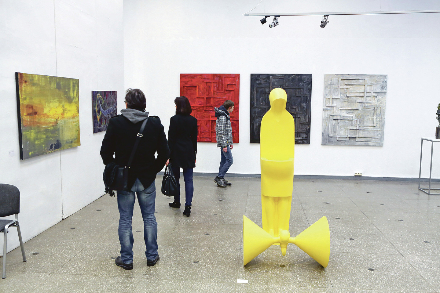 Publika plūsta apžiūrėti parodos „Geriausias metų kūrinys“. Joje pristatoma 111 įvairaus žanro kūrinių. Tarp jų ir skulptoriaus A.Šlapiko geltonas kūrinys „Ryšys“.