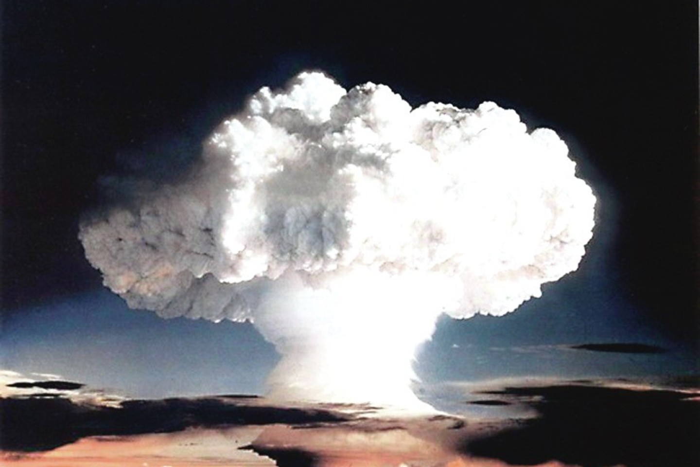 Atominės fizikos ekspertų sukurtas pasaulio pabaigos laikrodis dabar rodo dvi su puse minutės iki vidurnakčio – arčiau dvylikos rodyklės buvo tik po pirmųjų vandenilinės bombos bandymų 1953 metais.<br>„Reuters“/“Scanpix“ nuotr.