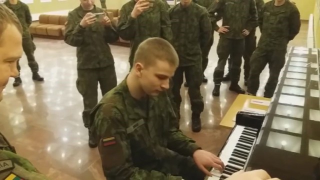 Lietuvos kariuomenės tarnautojas Seime pademonstravo kitokį savo talentą