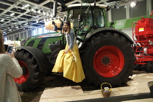 Pirkėjų vilionėms – net rapsų karalienės šypsena