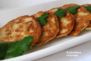 Blyneliai su kefyru ir vištiena: greita, paprasta, sotu ir skanu