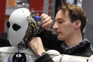 Japonijos kompanija žmones iškeitė į robotus