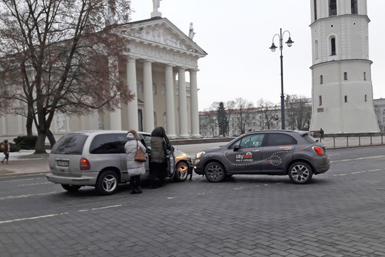 Vilniaus centre kelio nepasidalijo „Chrysler“ ir „Fiat“