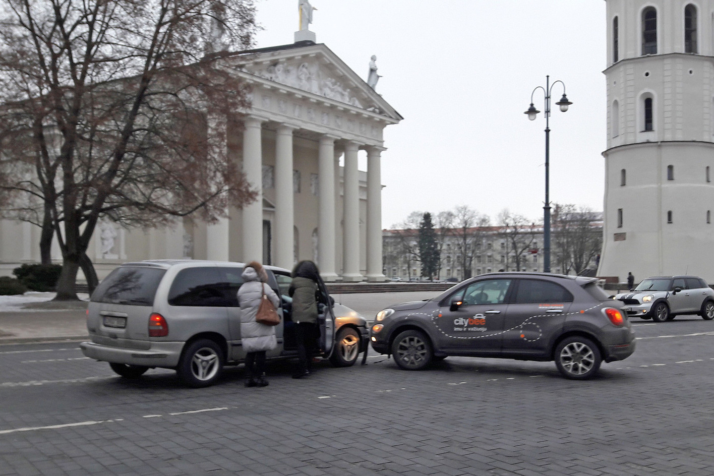 Vilniaus centre kelio nepasidalijo „Chrysler“ ir „Fiat“.<br>Įvykio liudininkės Aidos nuotr.