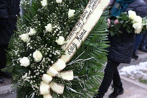 Motina laidotuvėse nedalyvavo, bet atsiuntė vainiką