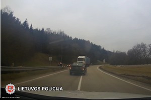 Po taisyklių pakeitimo pareigūnai nesnaudžia: už netinkamą lenkimą – teisės vairuoti atėmimas