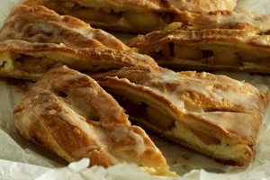 Sluoksniuotos tešlos pynė su varške ir obuoliais