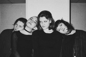 Išgirskite: merginų pankroko grupė „Crucial Features“ ateina kovoti su sovietmečio idėjomis