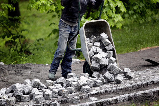 Dirbdavo už 180 eurų. Koks atlyginimas dabar lietuviams ne per mažas?