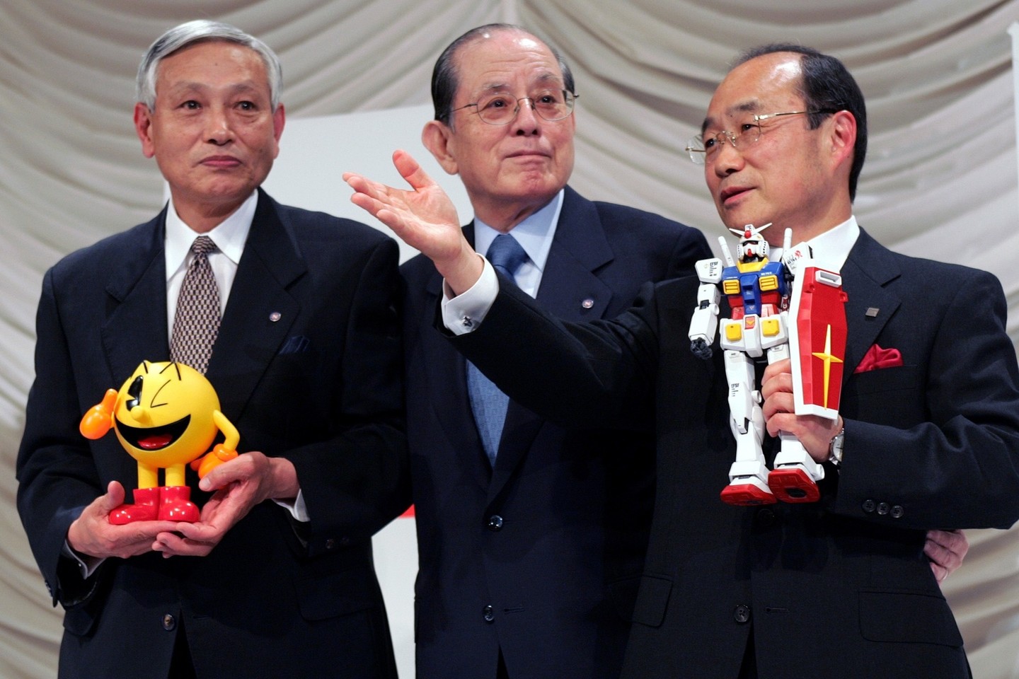 Masaya Nakamura (centre) užėmė garbės pareigas bendrovėje „Bandai Namco“.<br>Reuters/Scanpix nuotr.